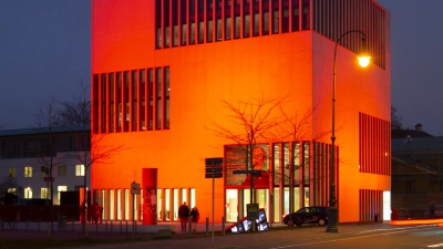 Mit orangefarben angestrahlten Gebäuden wird ein Zeichen gegen Gewalt an Frauen gesetzt. Im Bild das NS-Dokumentationszentrum am Max-Mannheimer-Platz in der Maxvorstadt.  (Foto: Zara Jakob Pfeiffer/ LHM und Donaubauer)