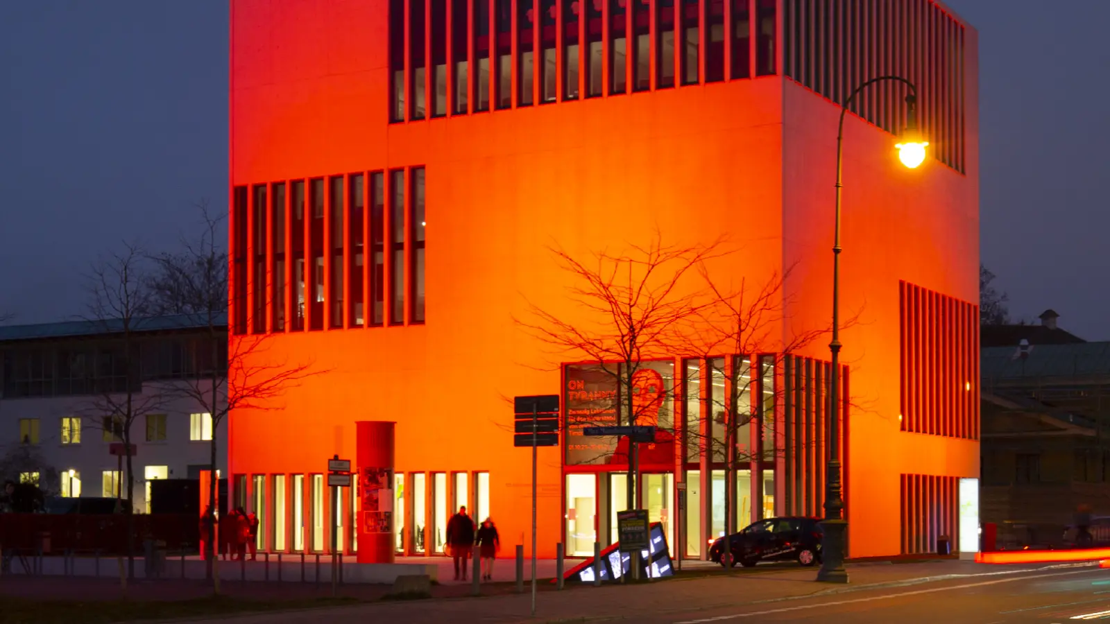 Mit orangefarben angestrahlten Gebäuden wird ein Zeichen gegen Gewalt an Frauen gesetzt. Im Bild das NS-Dokumentationszentrum am Max-Mannheimer-Platz in der Maxvorstadt.  (Foto: Zara Jakob Pfeiffer/ LHM und Donaubauer)