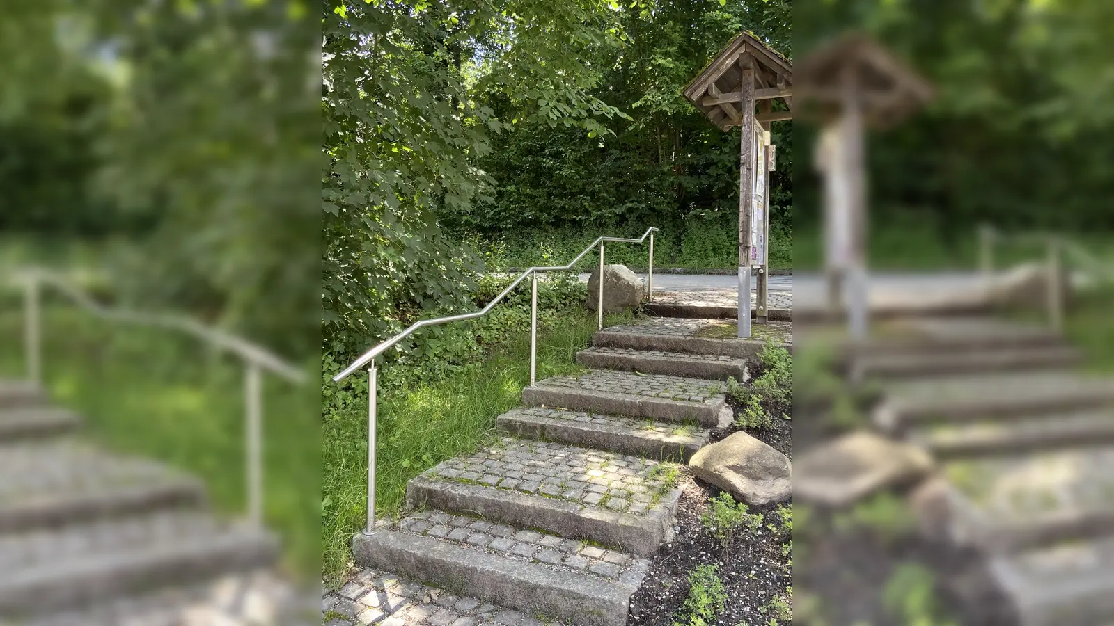 Das neue Geländer an der Treppe zum Pfarrstadel ist nicht nur formschön, sondern für ältere Menschen auch ein Faktor für mehr Sicherheit. (Foto: Gemeinde Weßling)