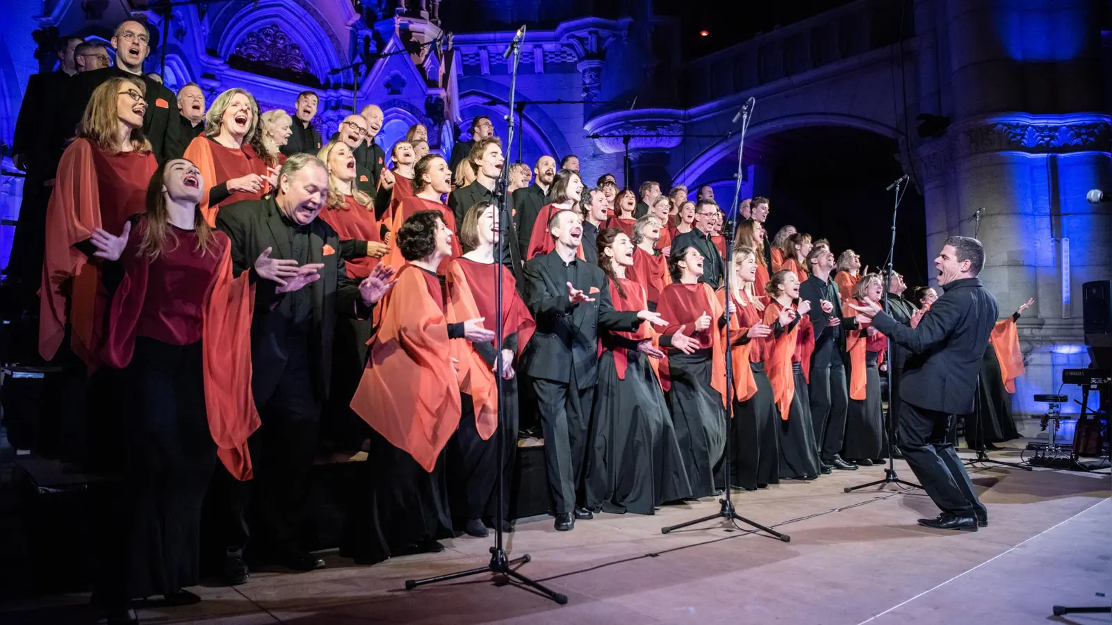 Der Gospelchor St. Lukas bringt große Emotionen auf die Bühne und weckt die Singfreude auch beim Publikum.  (Foto: © Rolf Demmel)