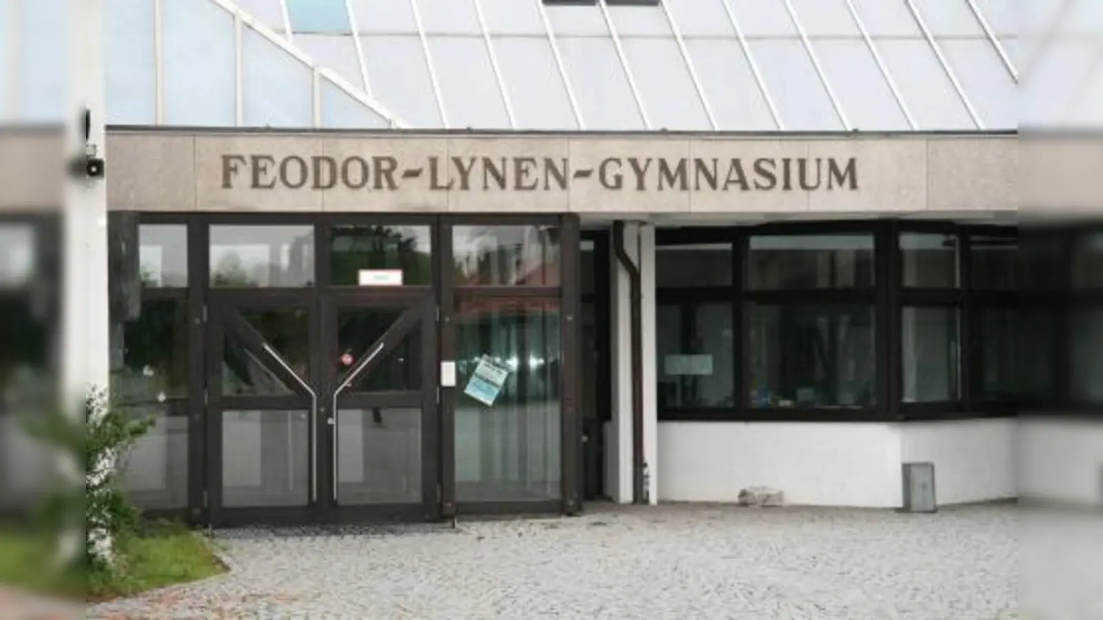 Die Einhausung des Eingangs, neue Fenster und eine wirksame Außenhautsanierung wird mit Hilfe des Konjunkturpaketes II realisiert. Bis Ende 2011 müssen Baumaßnahmen und Abrechnung abgeschlossen sein. (Foto: US)