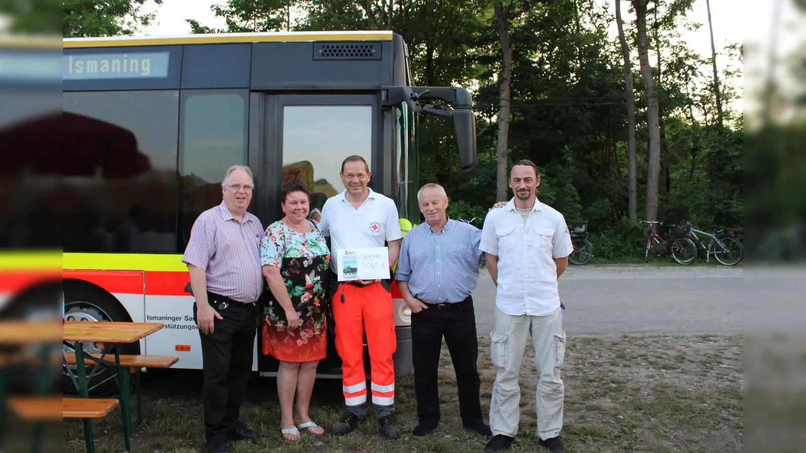 Spendenübergabe vor der Mobilen Sanitätsstation (von links nach rechts): Thomas Angenendt, Christine Zacherl, Fried Saacke, der edle Spender Korbinian Zacherl und Martin Waas. (Foto: Ismaninger Sanitätsdienst Unterstützungsverein)