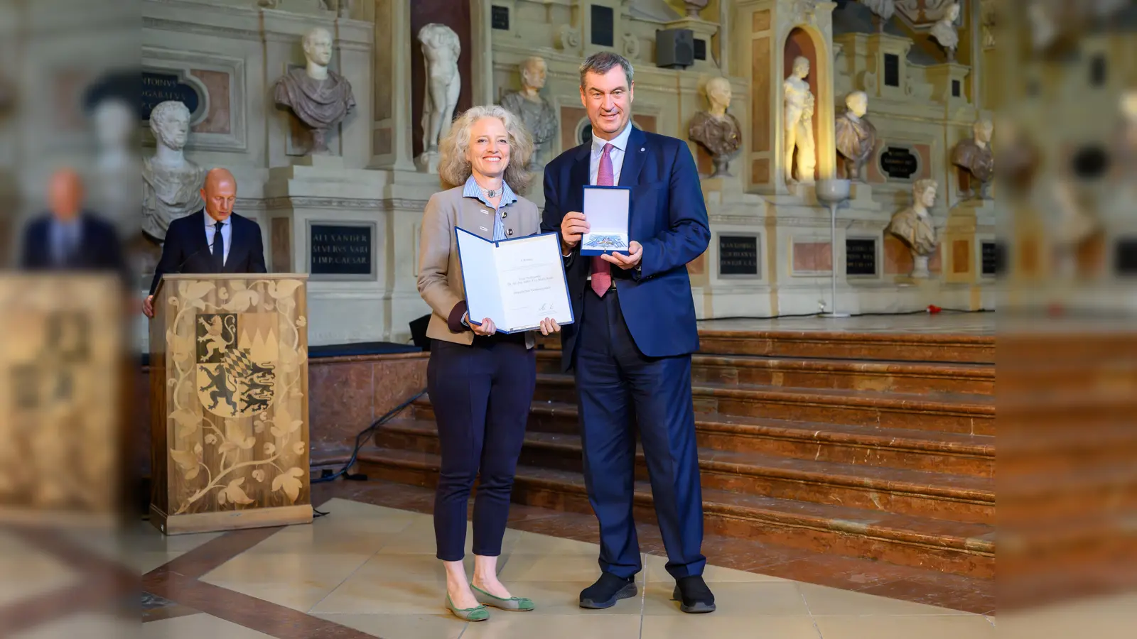 Die Präsidentin der Universität der Bundeswehr, Prof. Eva-Maria Kern wurde von Ministerpräsident Markus Söder mit dem Bayerischen Verdienstorden geehrt. (Foto: Joerg Koch/ Bayerische Staatskanzlei)
