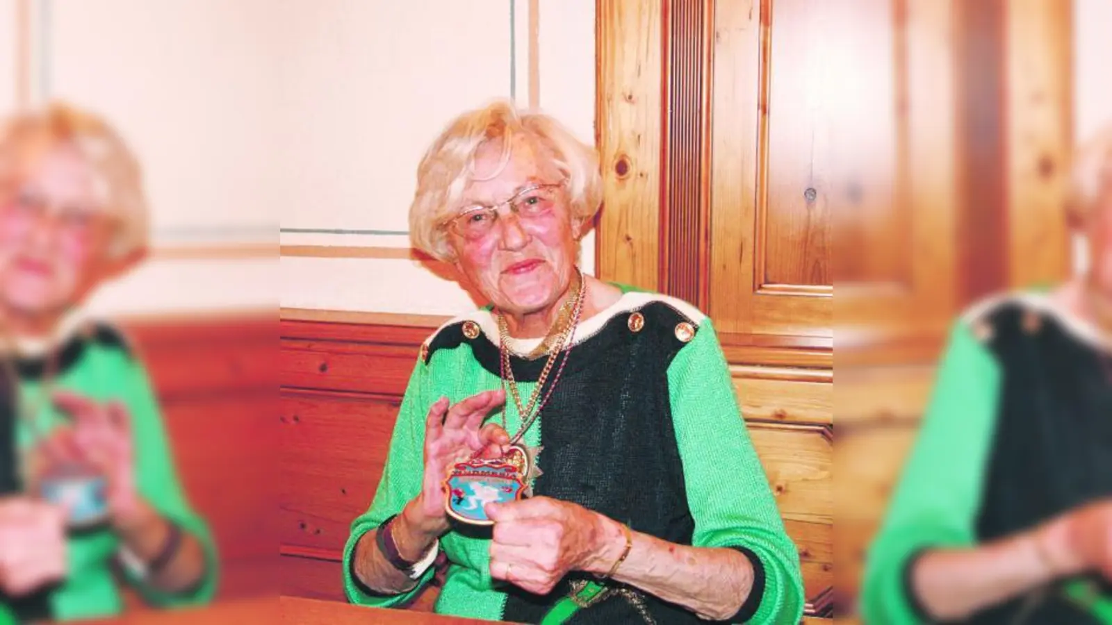 Josefine Bader war die allererste Würmesia-Prinzessin nach dem Krieg und wurde zum Festball mit dem Jahresorden ausgezeichnet. „Wir hatten viele Auftritte. Aber morgens um acht standen wir wieder im Geschäft.“ (Foto: US)