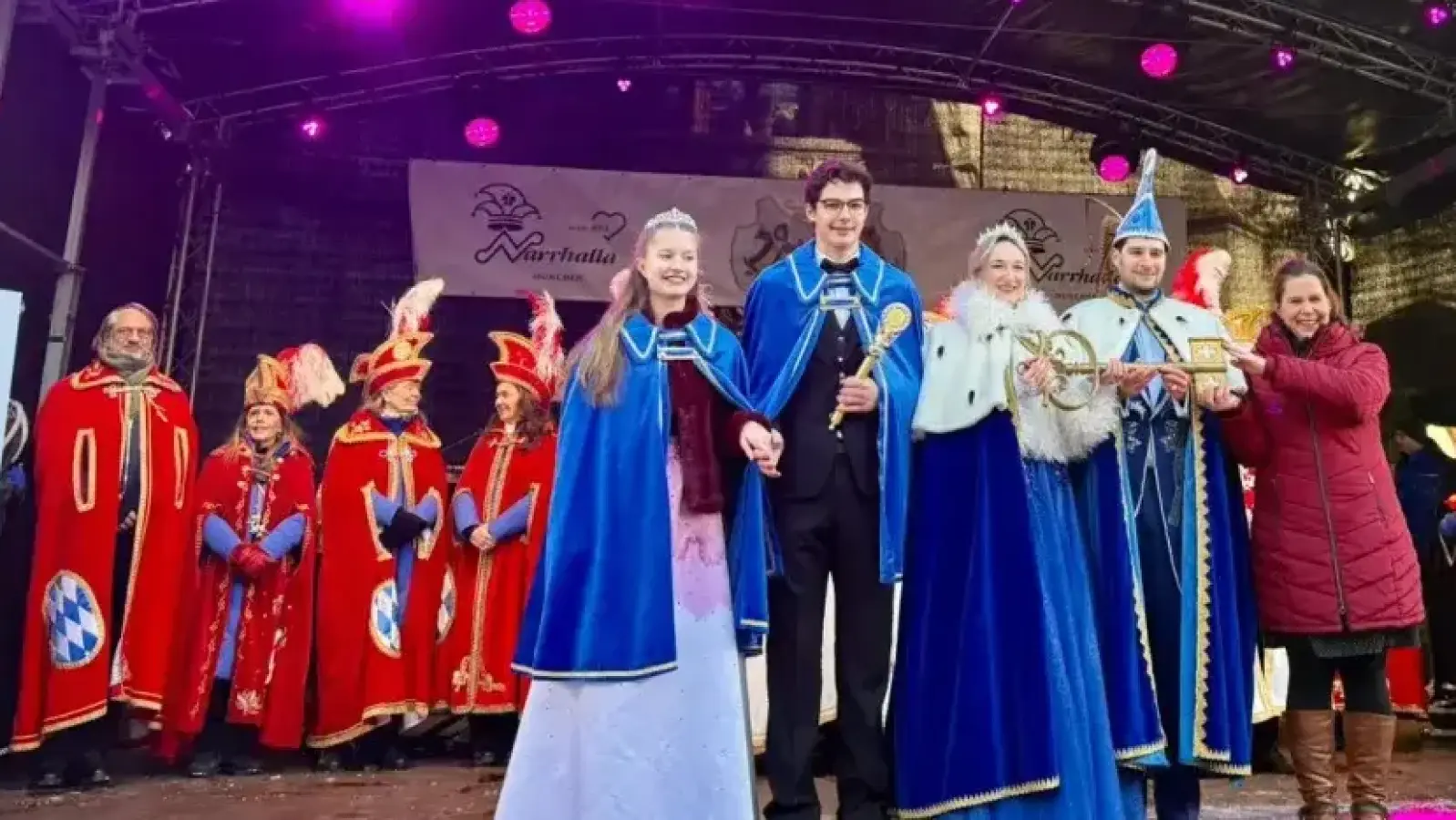 Von Bürgermeisterin Verena Dietl (r.) bekam das neue Prinzenpaar, Samantha I. und Stefan I. (2.u.3. v.r.), den Stadtschlüssel überreicht. Seine Regentschaft geht bis zum Aschermittwoch. Auch das Jugendprinzenpaar, Sara I. und Jonathan I. (5.u.4. v.r.), erhielt seine Insignien. (Foto: Gunnar Jans)