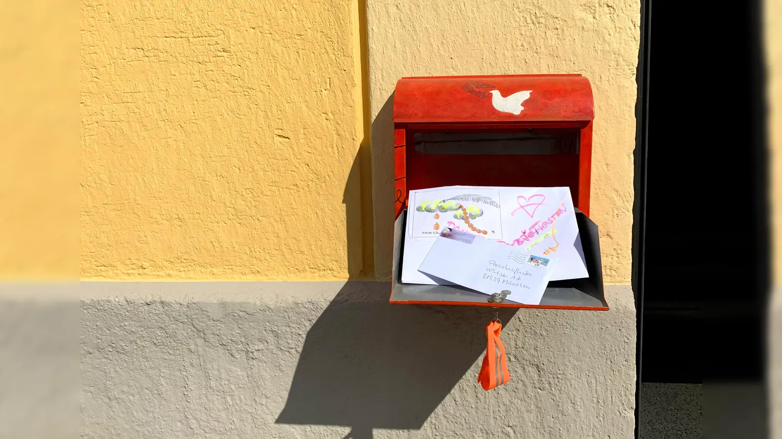In Giesing hängt der Poesiebriefkasten, der zur Zeit vor allem Virus-Gedichte bekommt. (Foto: Poesieboten)