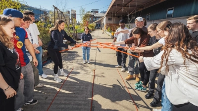 In mehreren Seminarwochen treffen sich Freiwillige aus verschiedenen Einsatzstellen, tauschen sich aus und erleben Gemeinschaft. (Foto: Joachim Gies/Malteser)