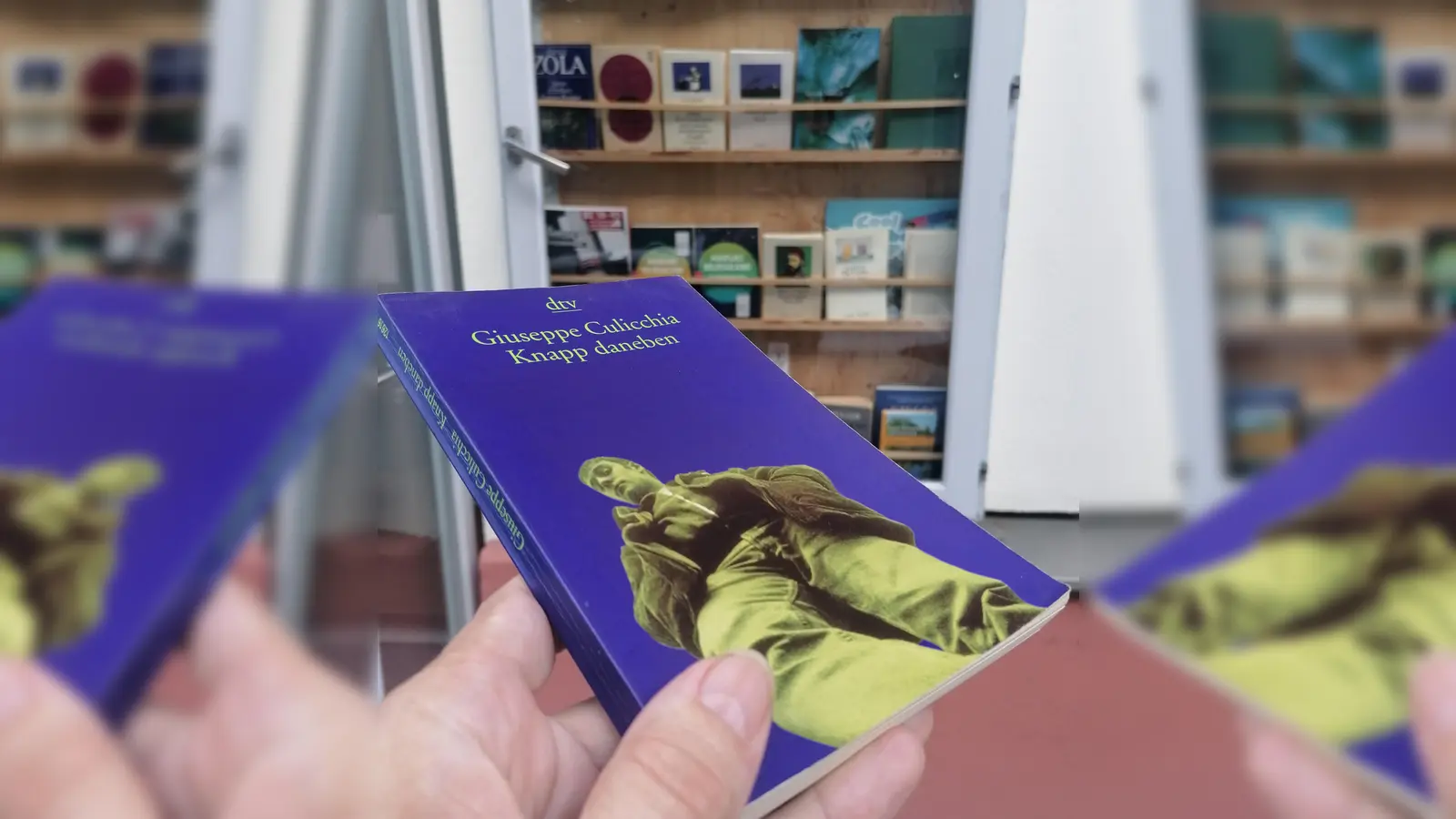 „Knapp daneben” im Bücherfenster an der Ligsalzstraße: Der Roman über den jungen Walter erzählt mitreißend und bissig von Unsicherheit, von Ängsten, von Problemen und von Einsamkeit. (Foto: job)