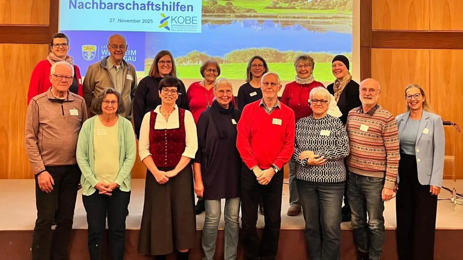 Wertvoller Input beim Austausch in Schongau: Die Teilnehmerinnen und Teilnehmer beim Treffen der Nachbarschaftshilfen.  (Foto: Landratsamt)