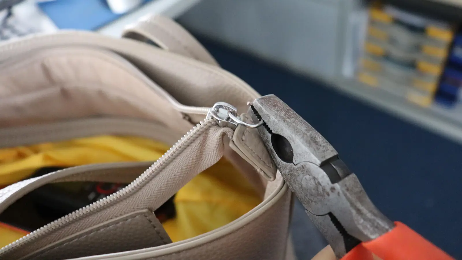 Von kaputter Kleidung bis hin zu Elektrogeräten wird beim Repair-Café vieles wieder instand gesetzt.  (F.: mha)