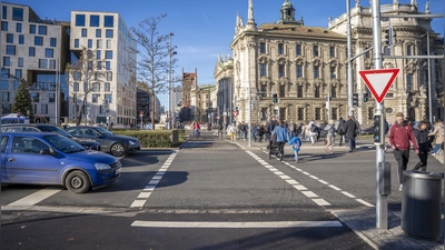 Die Rad- und Fußgängerquerung am Stachus ist erneuert und verbessert worden.  (Foto: LHM/ MOR, Dobner, Angermann)