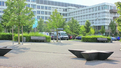 Der 2016 eingeweihte Ella-Lingens-Platz wirkt auf viele eher abweisend. Nun soll hier temporär ein Stück Natur geschaffen werden. (Archivbild: bas)