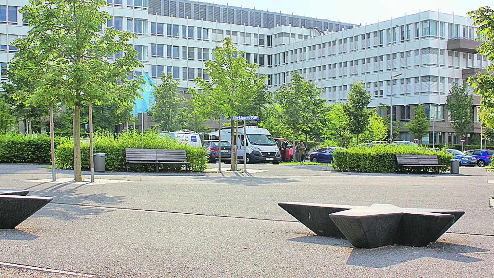Der 2016 eingeweihte Ella-Lingens-Platz wirkt auf viele eher abweisend. Nun soll hier temporär ein Stück Natur geschaffen werden. (Archivbild: bas)