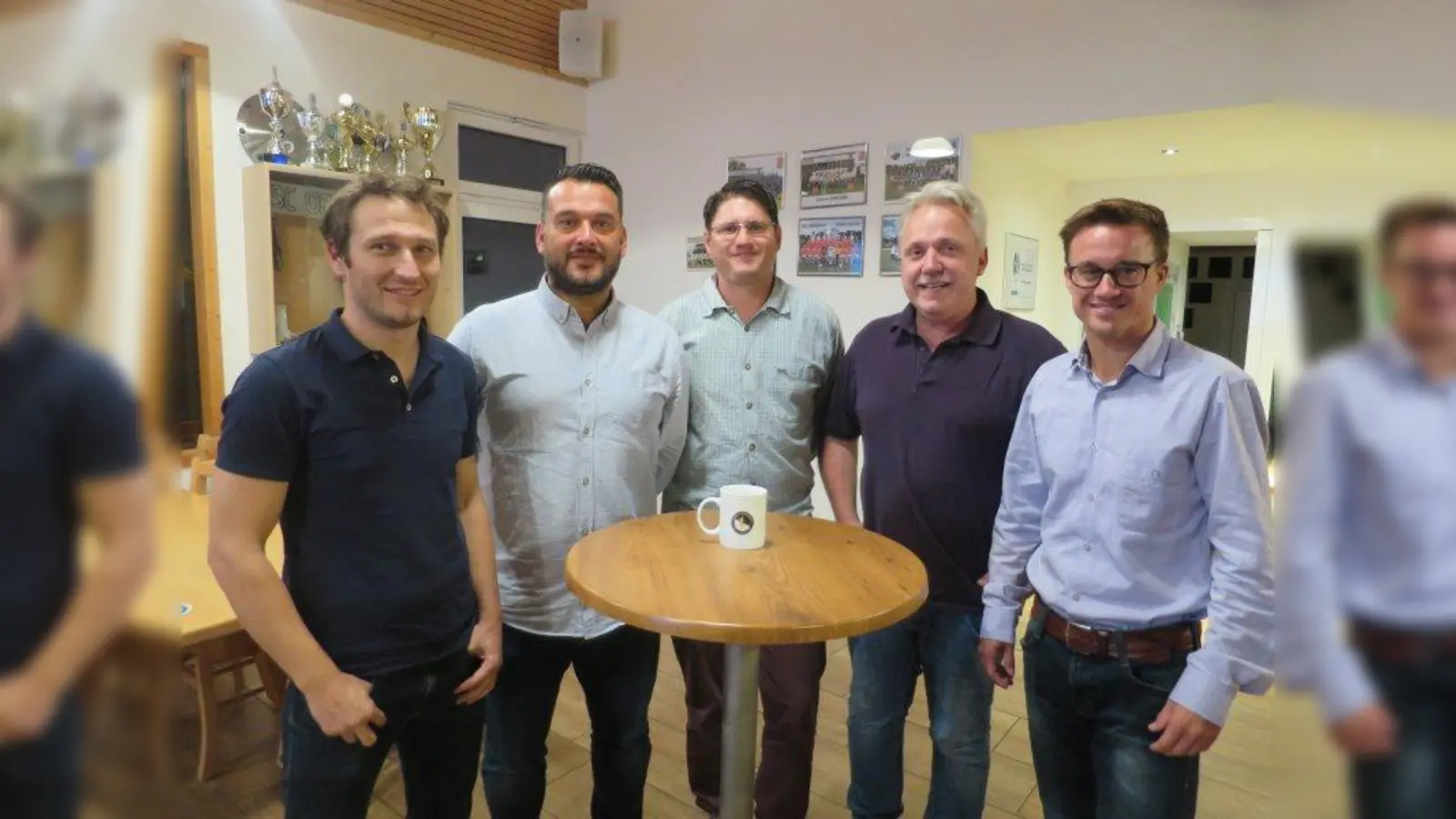 Die neugewählte Vorstandschaft des Fußballfördervereins „Schwarz-Weiß“: Gerhard Bertl, Volkan Tanis, Stefan Kreitmair, Klaus Feistl und Thomas Bierling (von links). (Foto: Fußballförderverein „Schwarz-Weiß“)