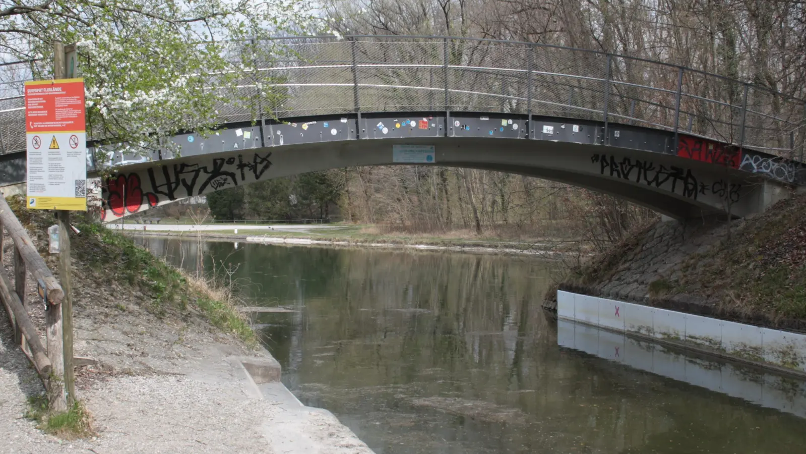 Noch ist die Welle an der Floßlände nicht aktiv, doch bald geben sich die Surfer hier wieder die Klinke in die Hand. (Foto: job)