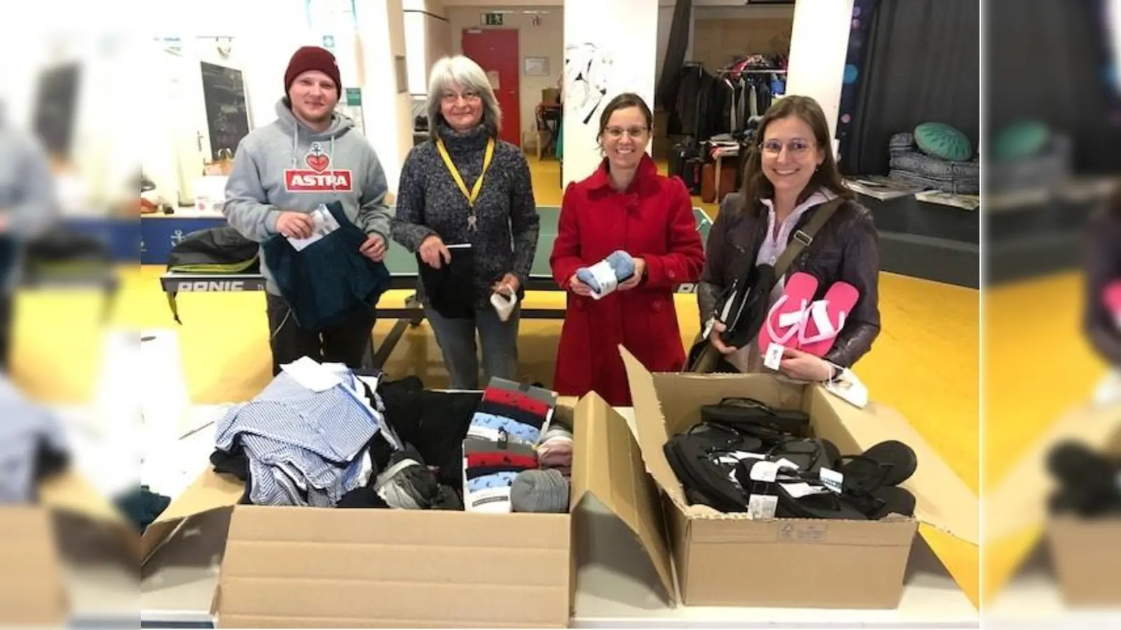 Malte Neugebauer und Anne Sofie Hoppe vom Jugendtreff sowie Veronika Müller und Stefanie Hirsch von der Familieninsel mit Wäsche, Socken und Flip-Flops. die für die geflüchteten Menschen aus der Ukraine bestimmt sind. (Foto: Brigitte Bothen)