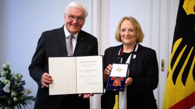 Bundespräsident Frank-Walter Steinmeier zeichnete Sabine Leutheusser-Schnarrenberger mit dem Großen Verdienstkreuz des Verdienstordens der Bundesrepublik Deutschland aus. (Foto: Thomas-Dehler-Stiftung)