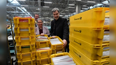 Ministerpräsident Markus Söder vor den vollen Postboxen mit Nikola Hagleitner (DHL-Konzernvorständin) und OB Andreas Haas (l.) (Foto: DHL Group)