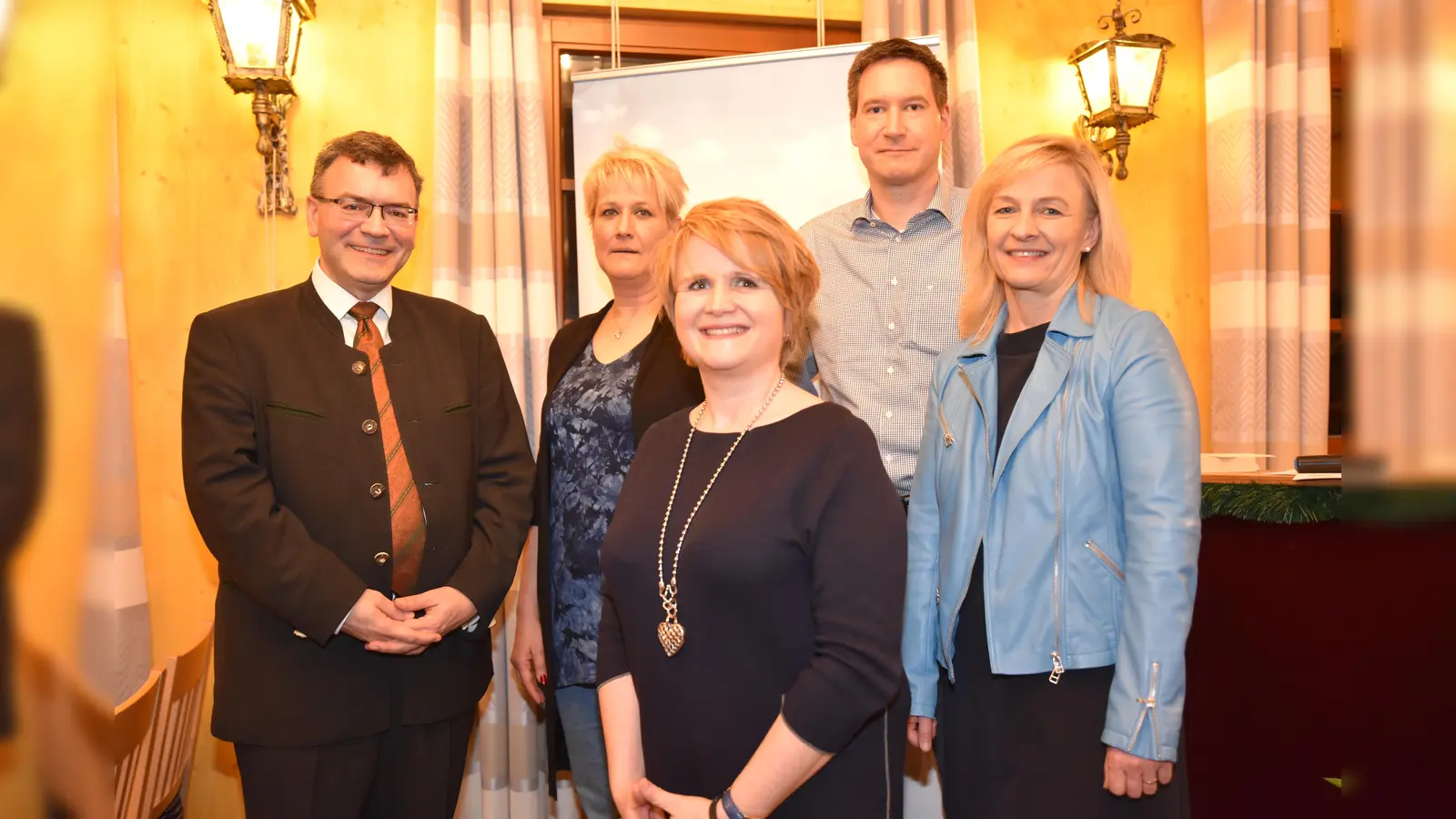 Die neue und alte CSU-Ortsvorsitzende Tanja Knieler (vorne) mit (von links): Staatsminister Florian Herrmann, Sylvia Merczak, Walter Wirl und Anita Kreilinger. (Foto: Partei)