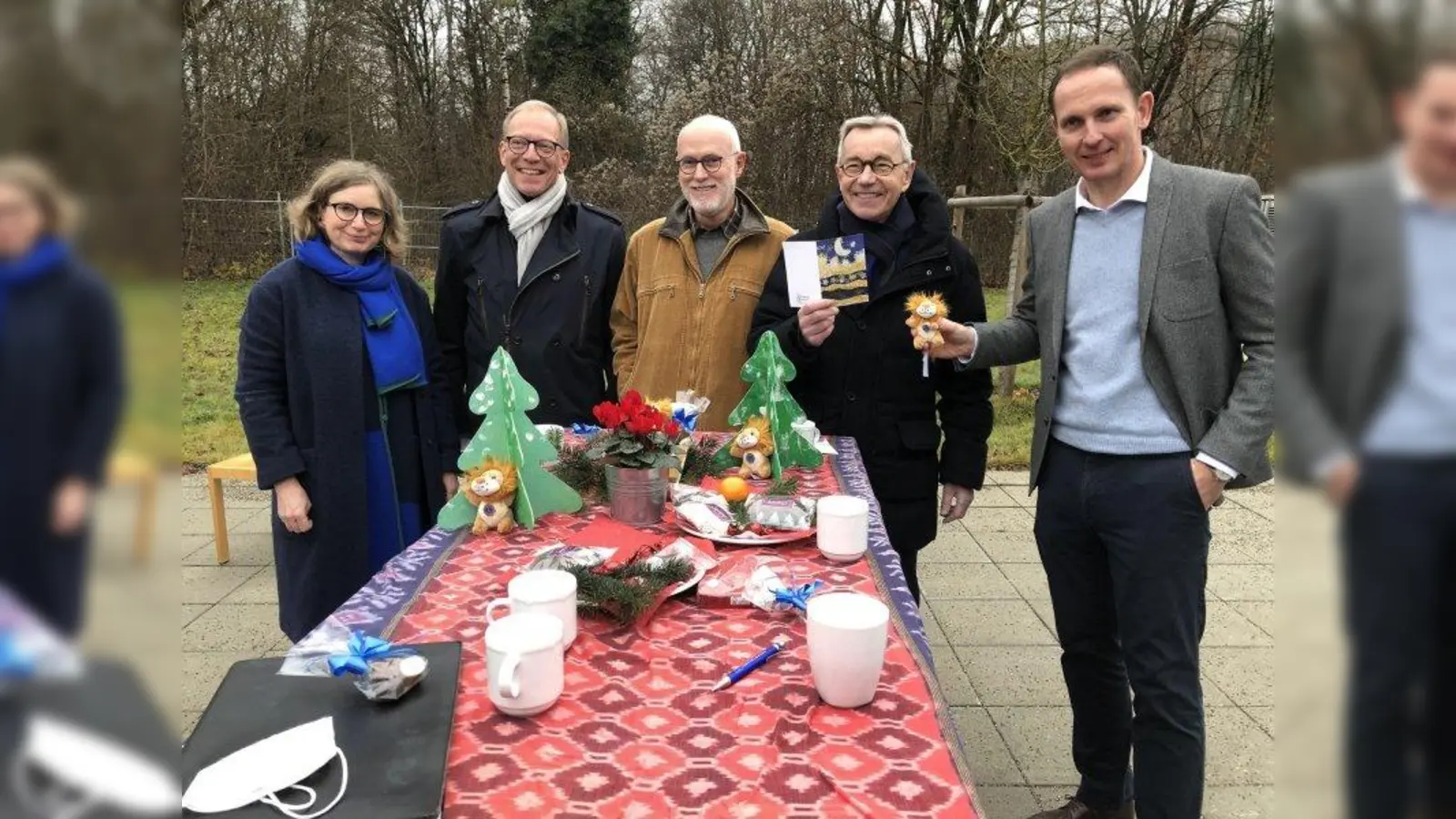 Nur fürs Foto sind die Masken gefallen. Alle Teilnehmer waren natürlich zweimal geimpft und geboostert. Und auch im Freien kann man bei Kaffee und Lebkuchen gut fachsimpeln, finden (von links) Christina Pfizenmaier, Leiterin der Förderschule der Helfenden Hände, Dr. Roland Köhler, Präsident des Lions-Clubs München-Blutenburg, Dr. Volker Hauff, Lions-Club München-Blutenburg, Christian Thieme, Vorstand Helfende Hände und Gerhard Potuschek, Vize-Governor Lions Bayern-Süd. (Foto: Helmut Winkler)