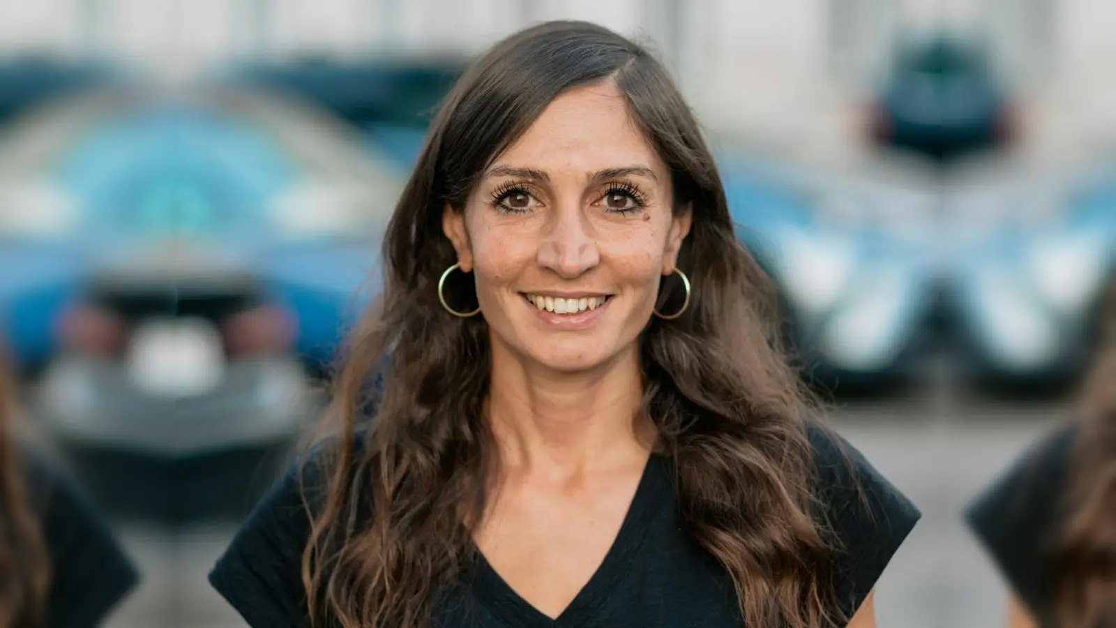 Gilda Sahebi ist ausgebildete Ärztin und studierte Politikwissenschaftlerin. Ihr journalistisches Volontariat absolvierte sie beim Bayerischen Rundfunk, als freie Journalistin arbeitet sie mit den Schwerpunkten Innen- und Außenpolitik, autoritäre Systeme und Polarisierung. Sie ist Autorin für die »taz« und den »Spiegel« und arbeitet unter anderem für die ARD. Ihre Bücher »Unser Schwert ist Liebe« Die feministische Revolte im Iran“ und „Wie wir uns Rassismus beibringen. Eine Analyse deutscher Debatten“ erschienen 2023 und 2024. Ihr aktuelles Buch „Verbinden statt spalten. Eine Antwort auf die Politik der Polarisierung“ erschien im September 2025. <br> (Foto: Hannes Leitlein)