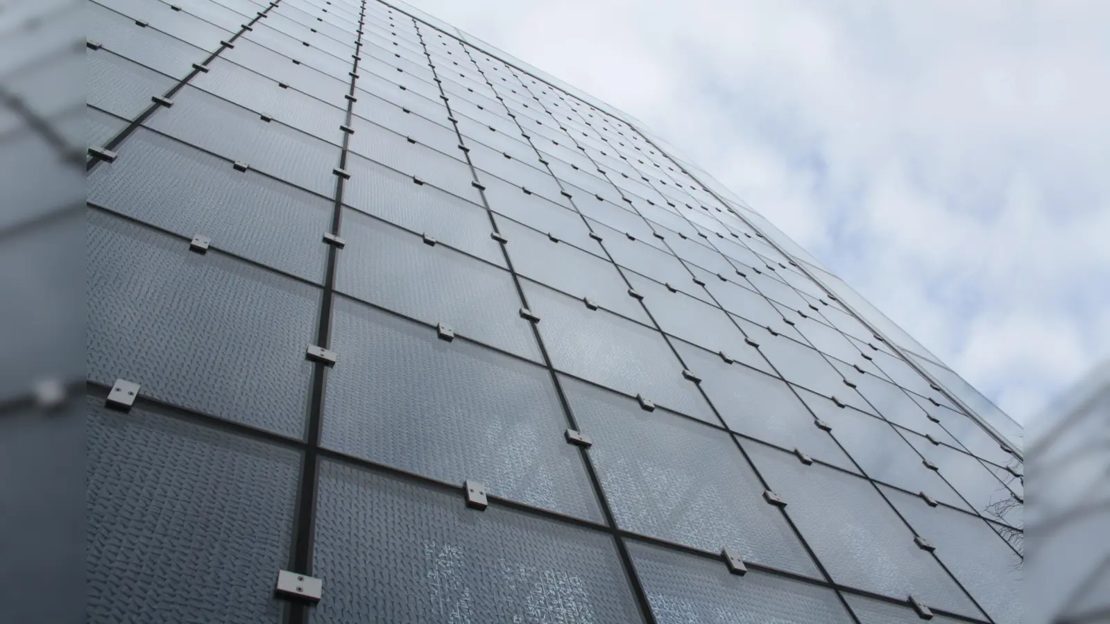 Die komplette Vorderseite der Kirche lässt sich wie ein riesiges zweiflügeliges Tor vollständig öffnen. (Foto: job)