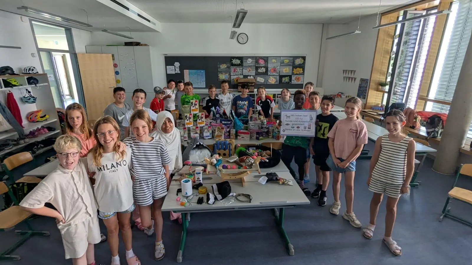 Voller Stolz präsentieren die Schüler der Klasse 4d der Grund- und Mittelschule Unterhaching ihre Spendensammlung für die Ottobrunner Tiertafel.  (Foto: Bayer)