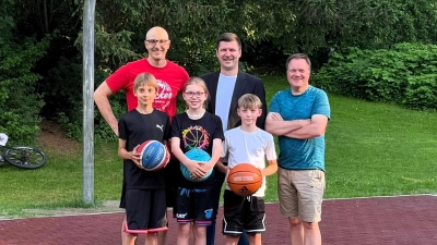 Freude bei der Einweihung des sanierten Basketballplatzes im Westpark: U12-Spieler und (v.l.) Nikolaus Lemli, Daniel Liebetruth und Christian Gruber. (Foto: SV Germering)
