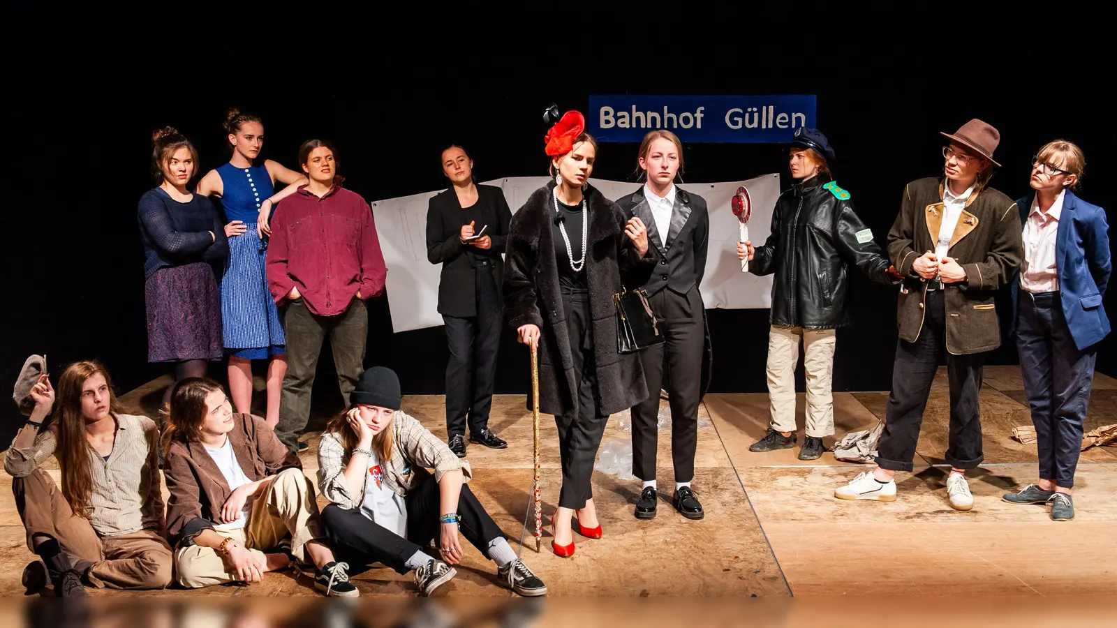 Der Besuch der alten Dame lässt die Güllener rotieren. Vielleicht lässt sich ja ein Stückchen vom großen Kuchen ergattern. Die Dame ist nämlich sehr wohlhabend. (Foto: VA)