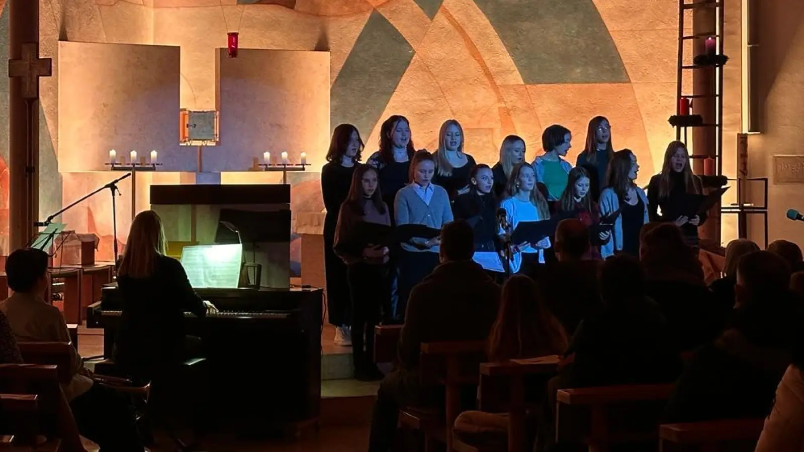Die stimmungsvoll beleuchtete Kirche ergänzte sich wunderbar mit den musikalischen Darbietungen der Schülerinnen und Schüler. (Foto: RSH)