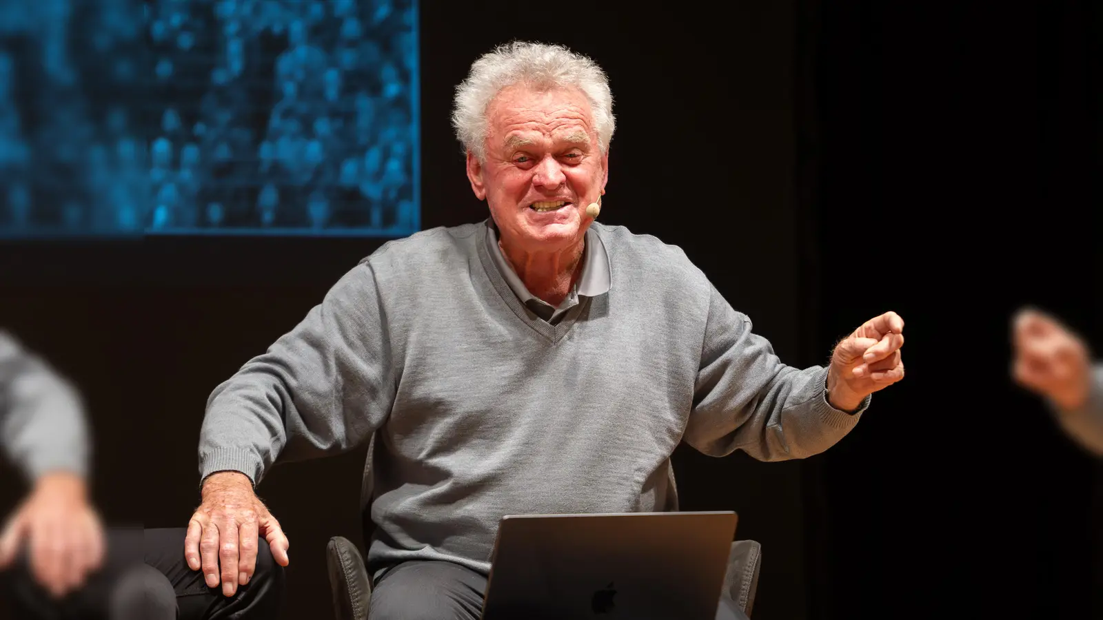 In „Sepp Maier live“ erleben die Besucher nicht nur den legendären Torwart, sondern auch den Menschen hinter dem Mythos.  (Foto:  Bruno Märkl)