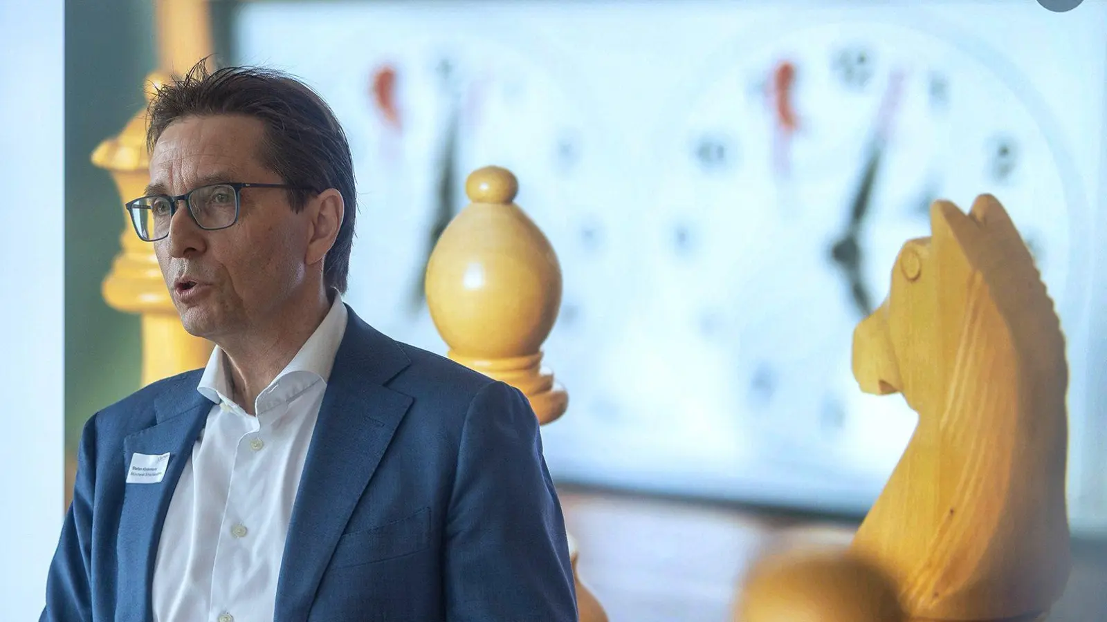 Wer tritt gegen ihn an? Schachgroßmeister Stefan Kindermann ist am 4. März in der Stadtbibliothek Neuhausen zu Gast. (Foto: © Stefan Kindermann)