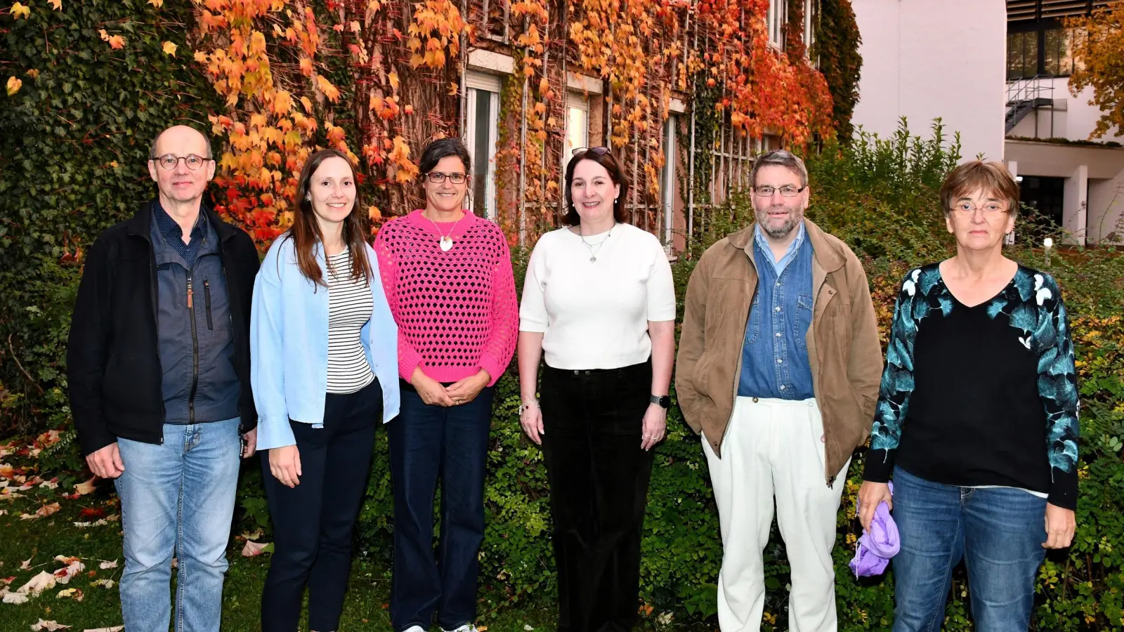 Robert Reinhard (Steuerungsgruppe Fairtrade), Insa Krey (Klimaschutzmanagerin und Ansprechpartnerin der Stadtverwaltung) mit Simone Schmidt, Doreen Pietzsch, Werner Landmann und Dr. Gerlinde Schmolke (Steuerungsgruppe) (v.l.) setzten sich dafür ein, dass Garching weiterhin Fair-Trade-Stadt bleibt.  (Foto: Kevin Huber, Stadt Garching)