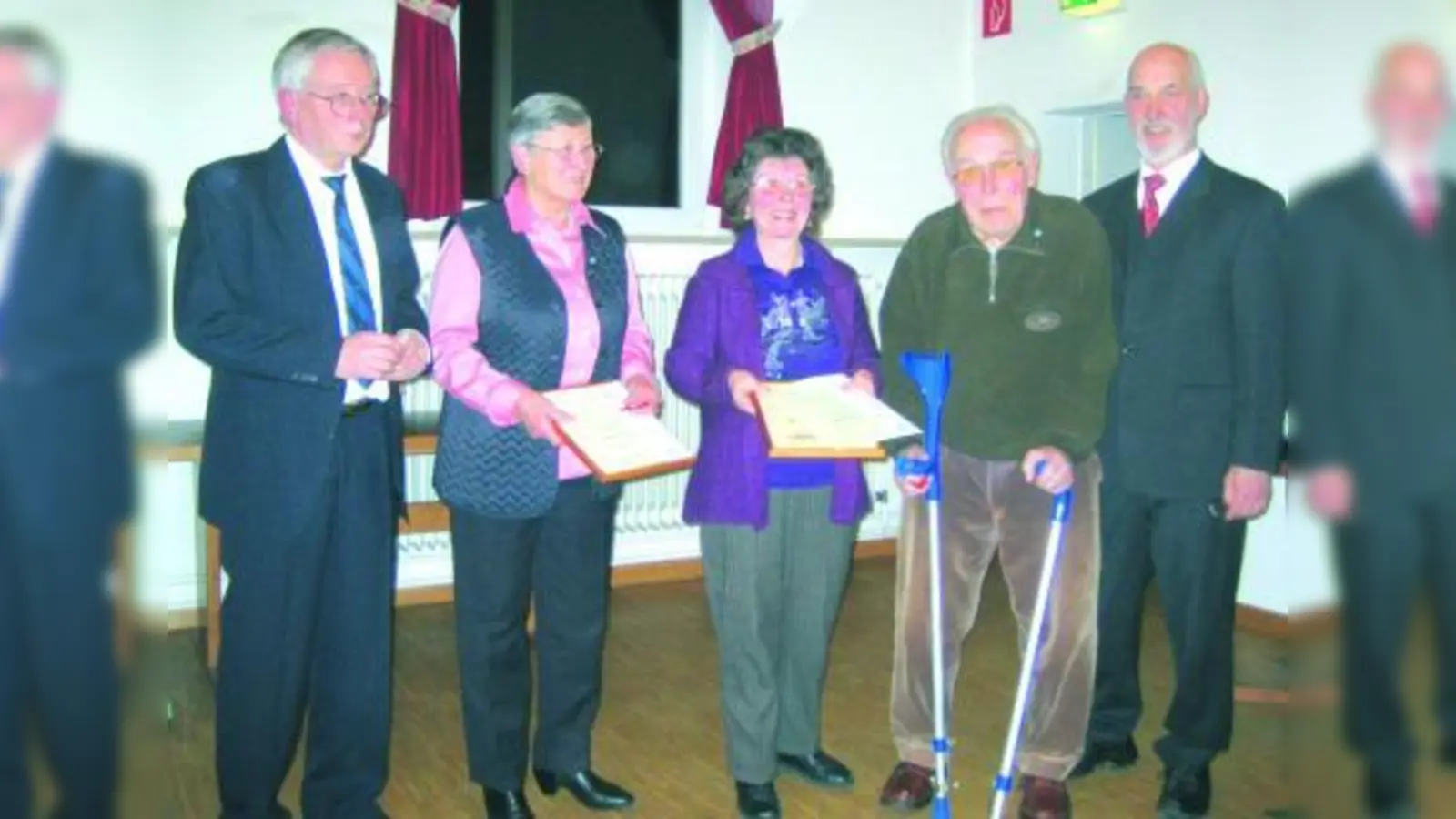 Vorstand Peter Malter (li.) und Jörg Giessler (re.) ehrten Hilde Meixner und Anton Gerbl (mit Ehefrau) für 50 Jahre Vereinsmitgliedschaft. (Foto: Eigenheimer Aubing)