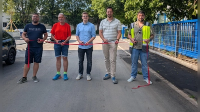 Die Straßensanierung im Gewerbegebiet ist abgeschlossen: Vertreter der Gemeinde und beteiligten Firmen gaben die Straßen mit drittem Bürgermeister Luis Sanktjohanser (Mitte) frei. (Foto: job)