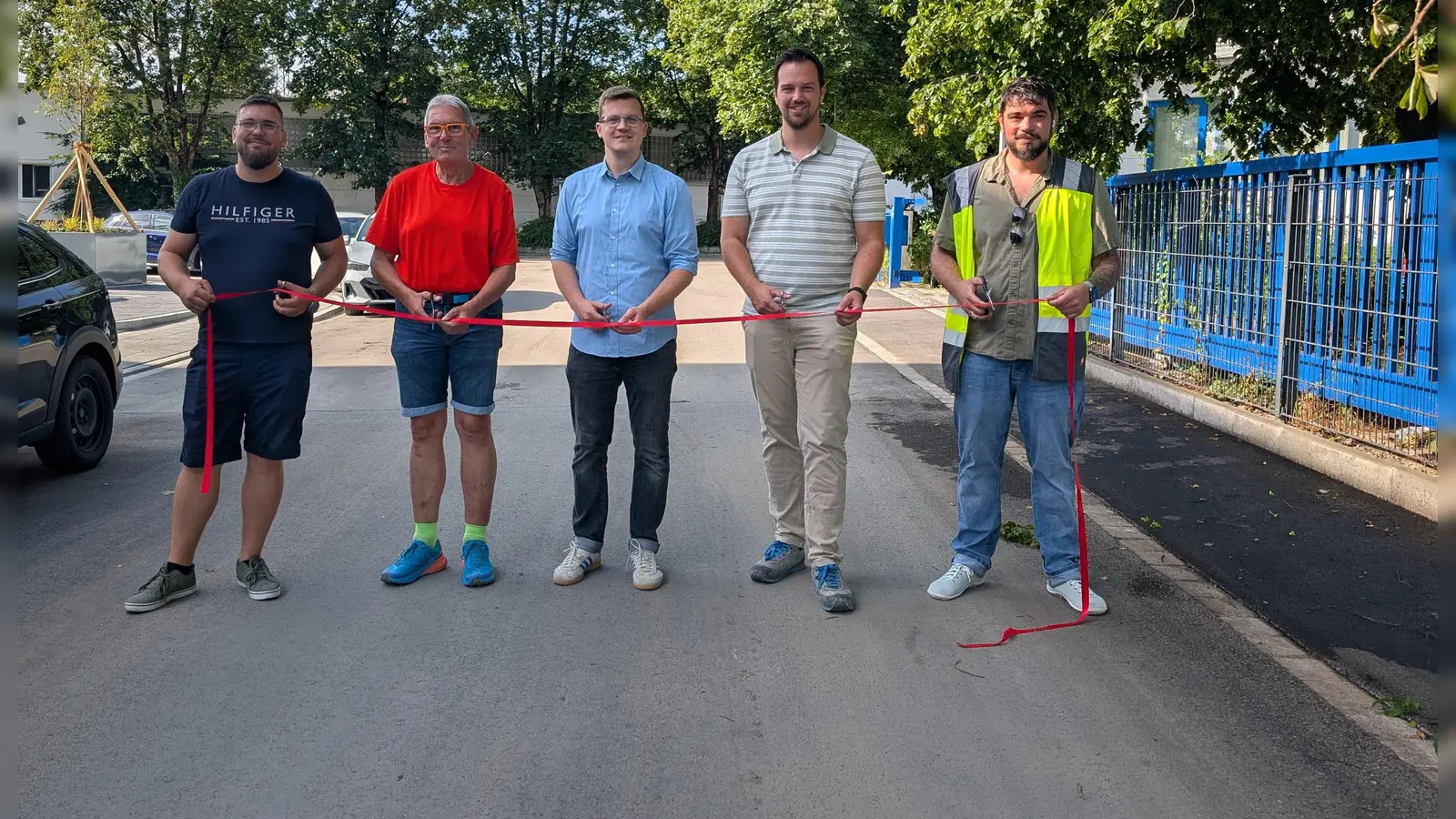 Die Straßensanierung im Gewerbegebiet ist abgeschlossen: Vertreter der Gemeinde und beteiligten Firmen gaben die Straßen mit drittem Bürgermeister Luis Sanktjohanser (Mitte) frei. (Foto: job)