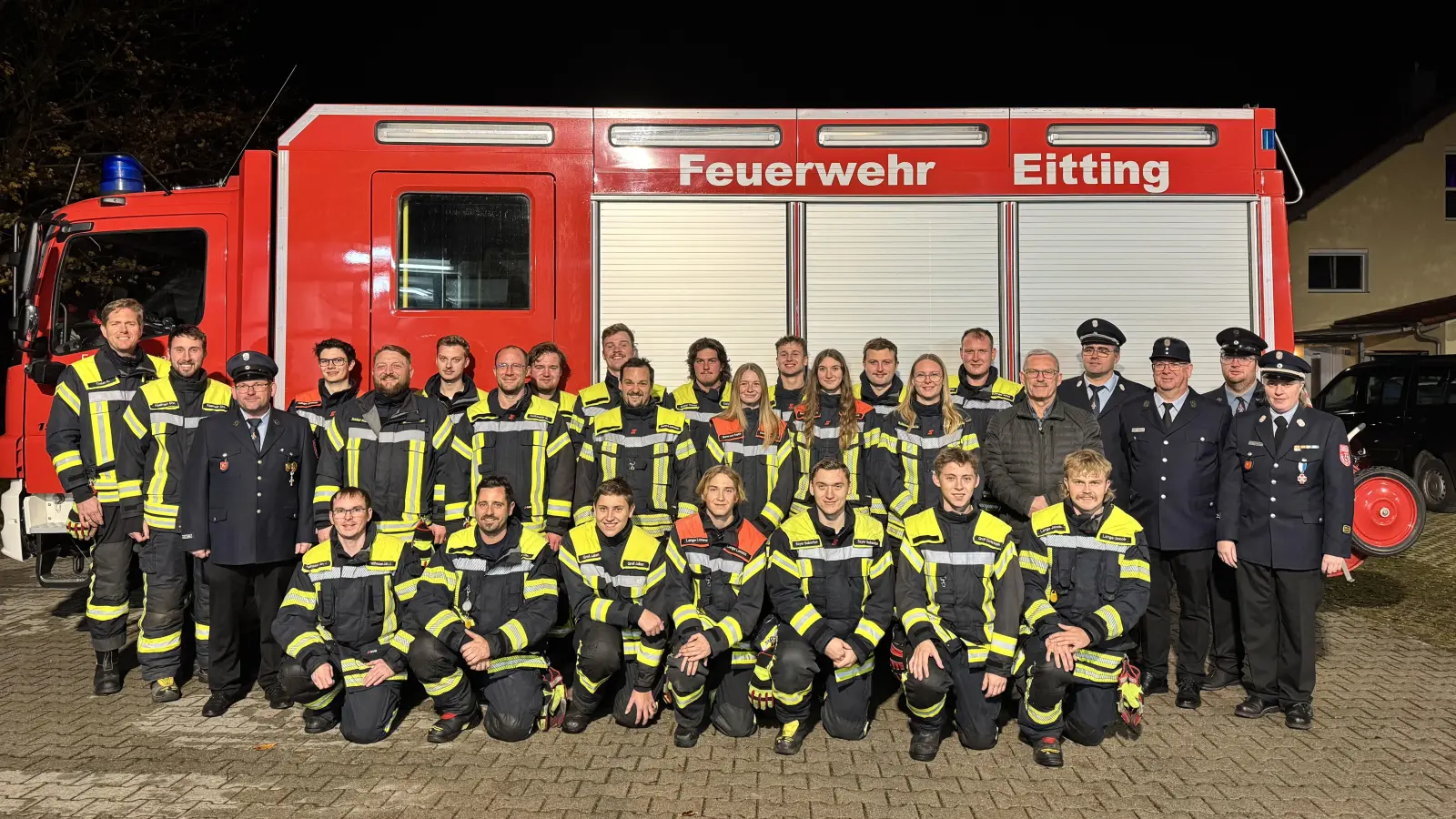 Eine Woche lang übten 21 Feuerwehrler letztes Jahr, um die Leistungsprüfung „Die Gruppe im Löscheinsatz” abzulegen. Alle bestanden mit Bravour. (Foto: FFW Eitting)