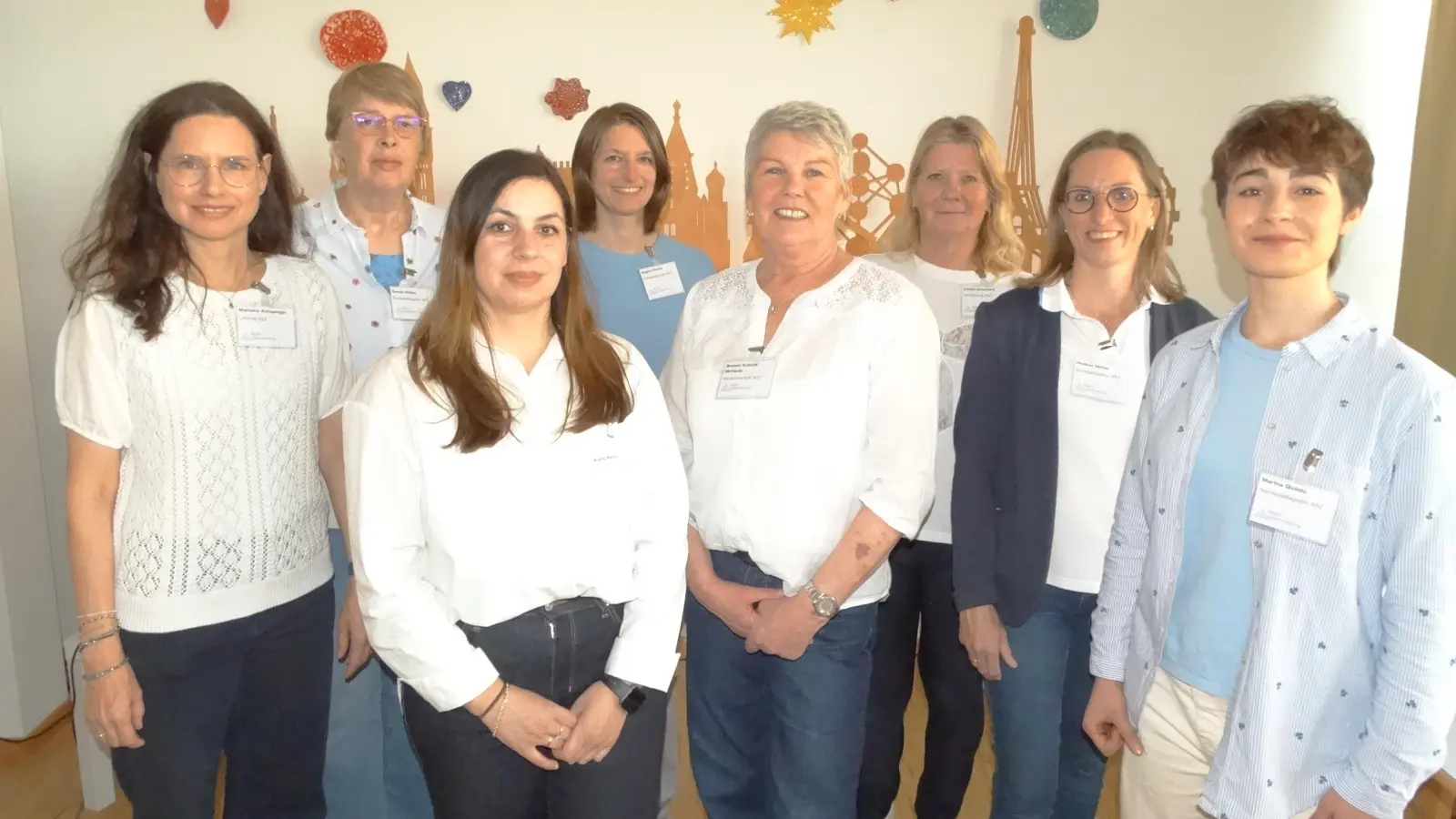Einrichtungsleiterin Manuela Arnsperger (l.) mit ihrem Team (v.l.): Gunda Nickel, Arjeta Kerri, Angela Plichta, Brenda Schmid McHardy, Evelin Schuwerk, Heidrun Müller und Marina Quinto. (Foto: tab)