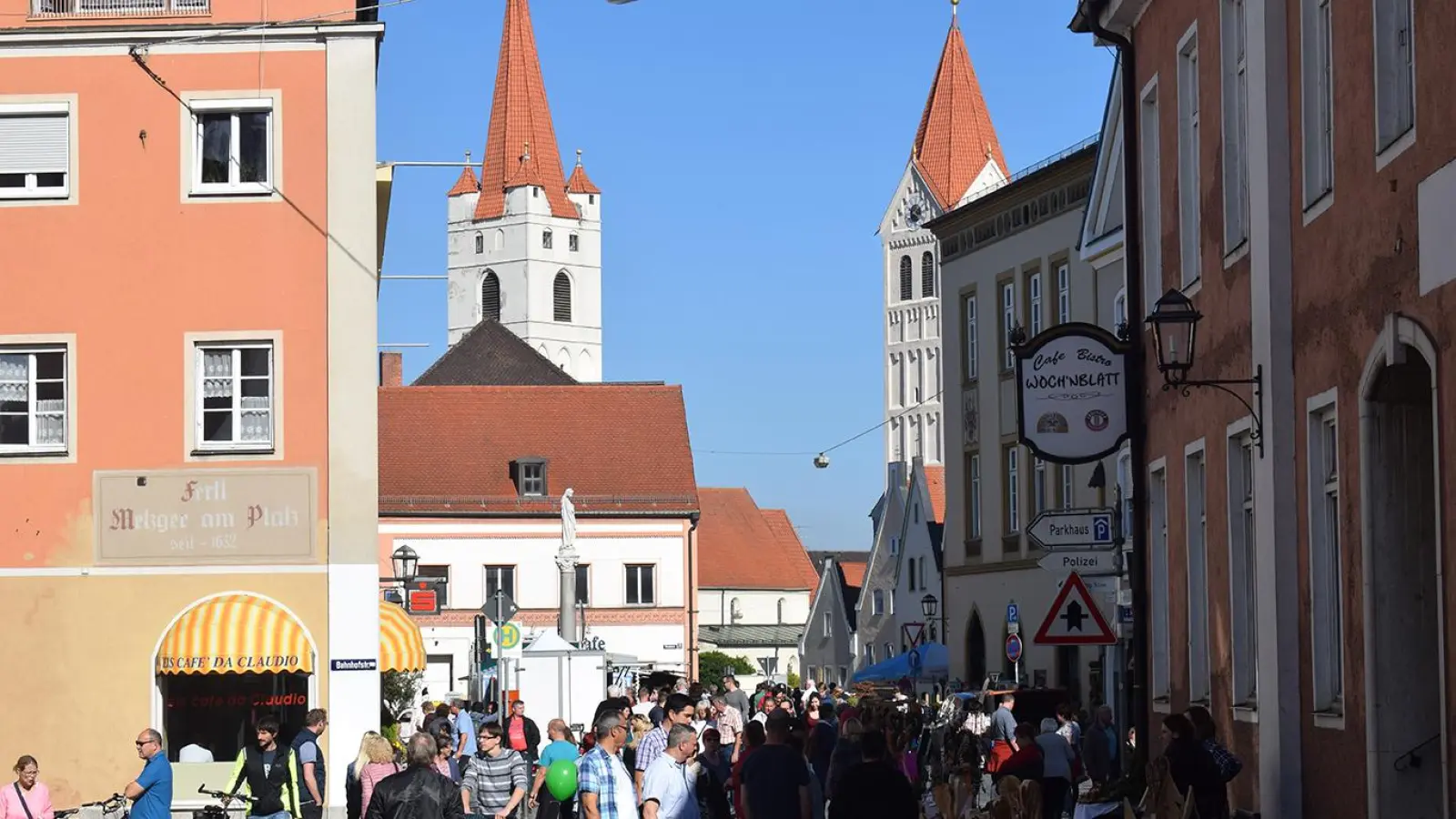 Geschäftiges Treiben herrscht am Marktsonntag wieder in der Innenstadt. (Foto: Moosburg Marketing)