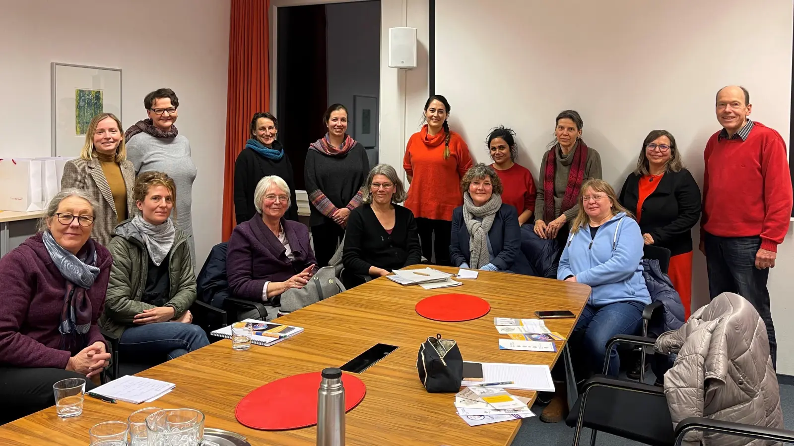Die neu aufgestellte Steuerungsgruppe Fair Trade Town Starnberg im Besprechungszimmer des Rathauses.  (Foto: Stadt Starnberg)