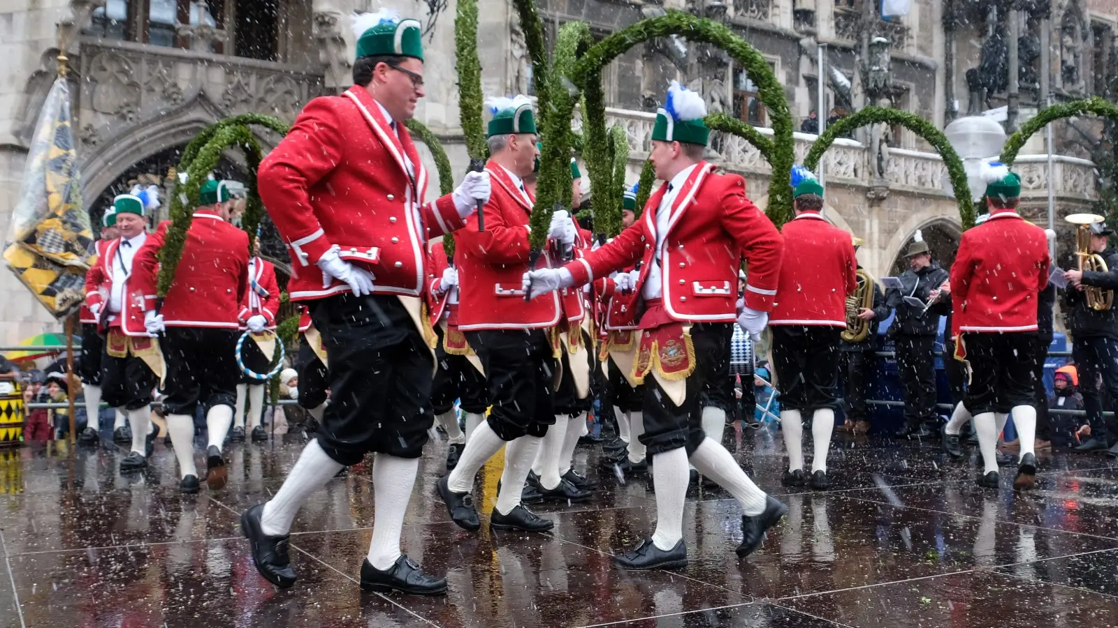 Im dichten Schneetreiben starteten die Münchner Schäffler am Dreikönigstag auf dem Münchner Marienplatz in die Tanzsaison 2019. (Foto: Robert Bösl)