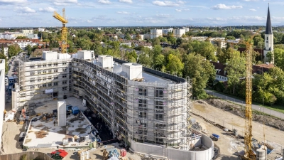 Das Projekt an der Baumkirchner Straße umfasst 65 Wohnungen. Mitte 2027 soll alles fertig sein. (Foto: Thilo Härdtlein)