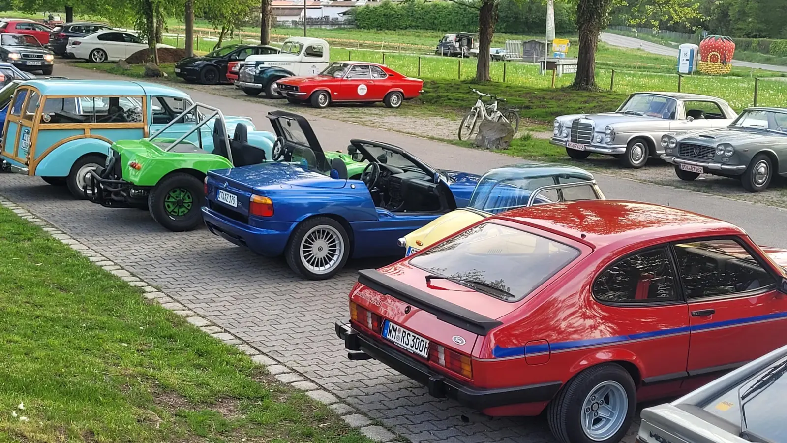 Wer historische Fahrzeuge liebt und selbst ein solches sein eigen nennt, ist beim Oldtimertreffen in Andechs am richtigen Platz. (Foto: Albrecht)