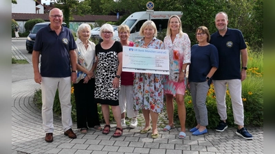 Der Vorstand des Hospizvereins Kirchheim (mit Scheck die Vorsitzende Verena Reckzeh) freute sich über die Spende des Lionsclubs Aschheim.  (Foto: Lionsclub Aschheim)