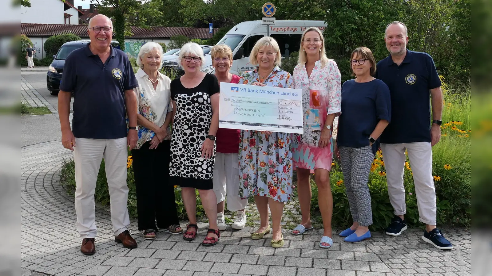 Der Vorstand des Hospizvereins Kirchheim (mit Scheck die Vorsitzende Verena Reckzeh) freute sich über die Spende des Lionsclubs Aschheim.  (Foto: Lionsclub Aschheim)