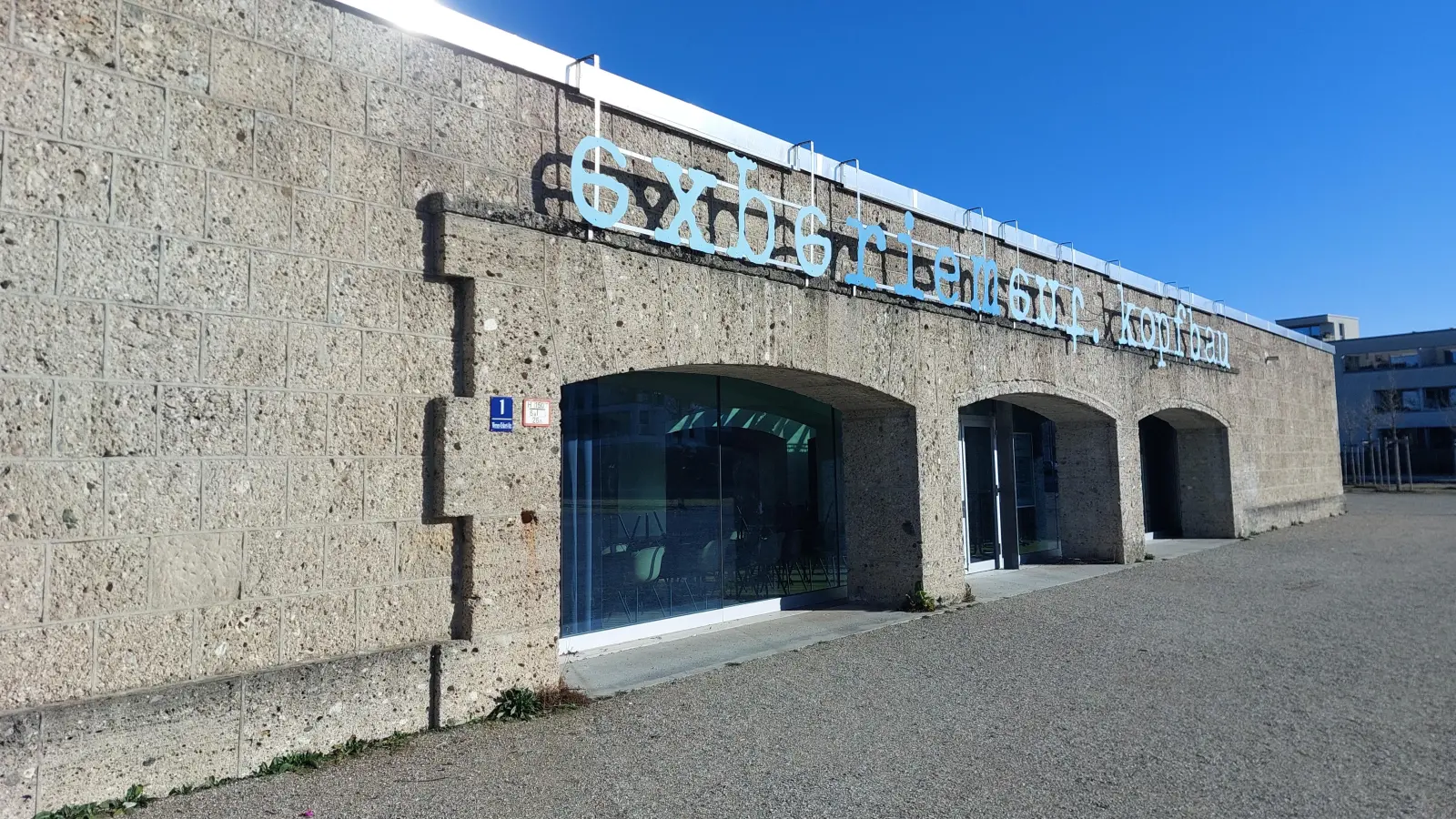 Der Kopfbau, früher die Kassenhalle der Zuschauertribüne am Flughafen München-Riem, ist heute ein Ort der Kunst und Kultur. (Archivbild: bas)