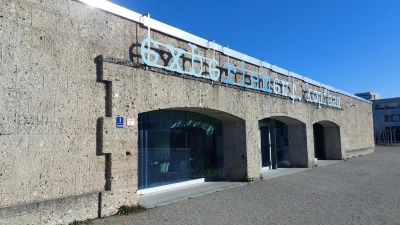 Im Kopfbau - der früheren Kassenhalle der Zuschauertribüne am Flughafen München-Riem - läuft ab 30. Juli ein buntes und größtenteils kostenloses Kulturprogramm. (Foto: bas)