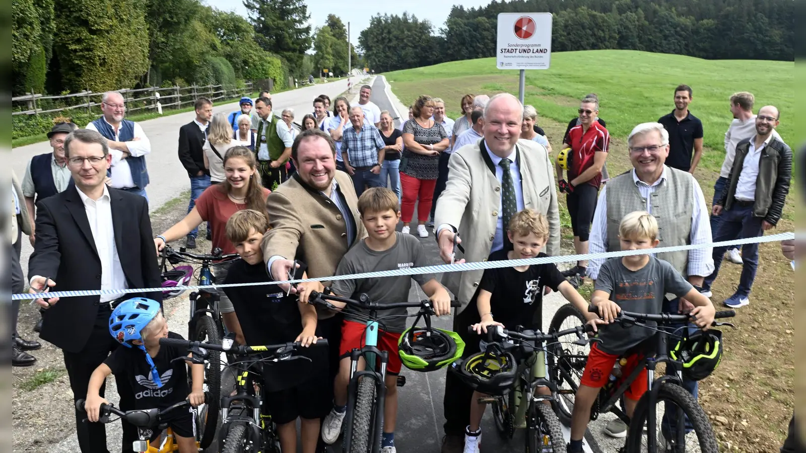 Gaben den Weg offiziell frei (stehend von links): Ministerialrat Hans Jörg Oelschlegel, Ayings Erster Bürgermeister Peter Wagner und Landrat Christoph Göbel mit dem Ayinger Altbürgermeister Johann Eichler. (Foto: LRA München)