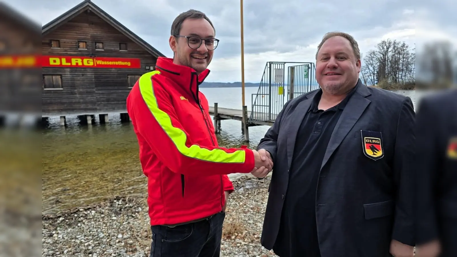 Markus Wiedergrün (l.) übernimmt von Walter Kohlenz den Vorsitz der DLRG im Landkreis Starnberg. (Foto: DLRG Pöcking-Starnberg)