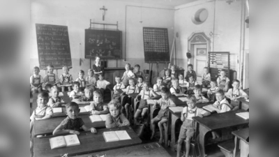 Bereits kurze Zeit nach dem Zweiten Weltkrieg entstanden an der Volksschule Grafing wieder Klassenfotos. Das Bild zeigt die Lehrerin Maria Ostermaier mit ihrer Klasse im Jahr 1946. (Foto: Archiv der Stadt Grafing)